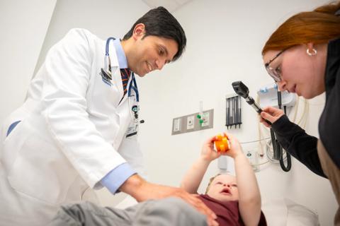 Cleveland Clinic Children’s pediatric cardiologist Shahnawaz Amdani, M.D., examines a patient.